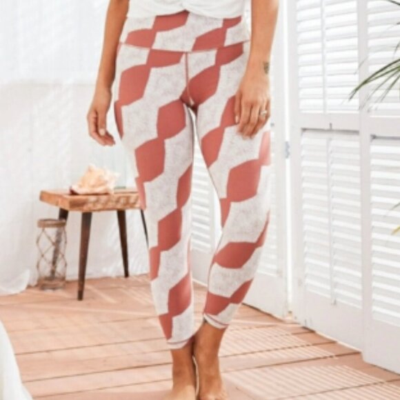 Aerie Chill Play Move High Waisted Geo Printed Leggings - Large in Mauve & White - Picture 1 of 7